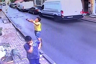 Thót tim khoảnh khắc chàng trai đỡ kịp bé gái rơi từ tầng hai