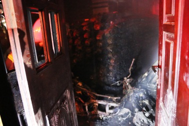 Bà bế 2 cháu nhỏ kịp thoát đám cháy nhà