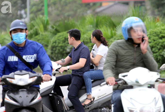 Hà Nội: Gió lạnh bất ngờ xuất hiện khiến nhiệt độ giảm mạnh, người dân quàng khăn, mặc áo rét ra đường - Ảnh 11. Hà Nội: Gió lạnh bất ngờ xuất hiện khiến nhiệt độ giảm mạnh, người dân quàng khăn, mặc áo rét ra đường - Ảnh 11.
