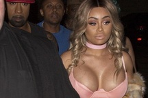 Mặc quá bạo, vũ nữ thoát y bị fan sàm sỡ