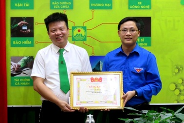 Khen thưởng tài xế taxi dũng cảm lao xuống sông cứu cô gái trẻ