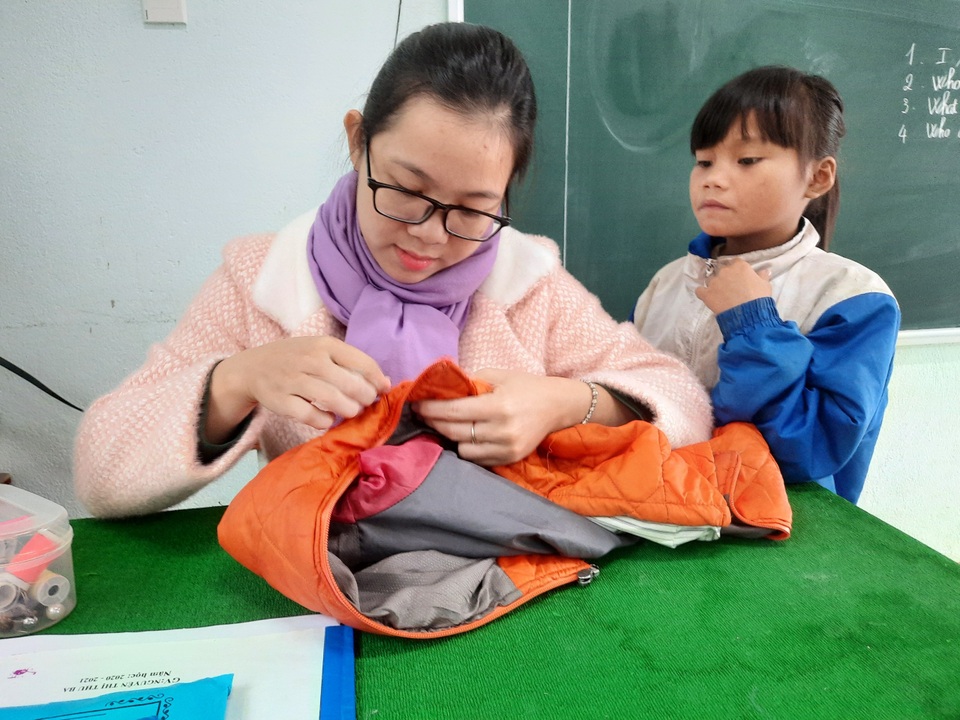 Cô giáo vùng cao vá áo ấm cho học sinh - 3 Cô giáo vùng cao vá áo ấm cho học sinh - 3