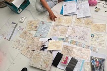 Bắt 5 nghi can trong đường dây làm giả giấy tờ quy mô lớn ở Bình Dương