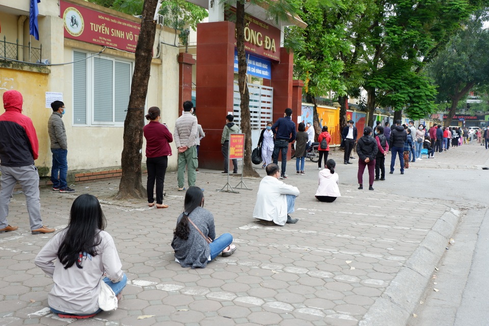 Người dân mang theo đồ ăn, ghế ngồi cố thủ chờ xét nghiệm nhanh Covid-19 - 1 Người dân mang theo đồ ăn, ghế ngồi cố thủ chờ xét nghiệm nhanh Covid-19 - 1