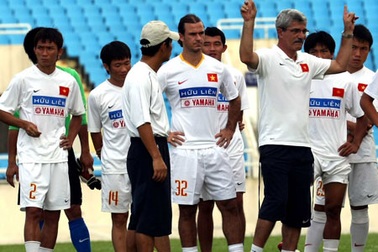 Ông Calisto chốt danh sách đi Kuwait trước thời hạn