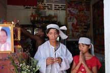 "Ba mẹ chết rồi, hai anh em con không biết sống sao đây ?!"