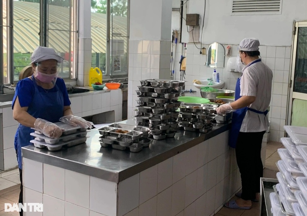 Bữa cơm cho công nhân chỉ 15.000 đồng sao đủ chất - 4 Bữa cơm cho công nhân chỉ 15.000 đồng sao đủ chất - 4