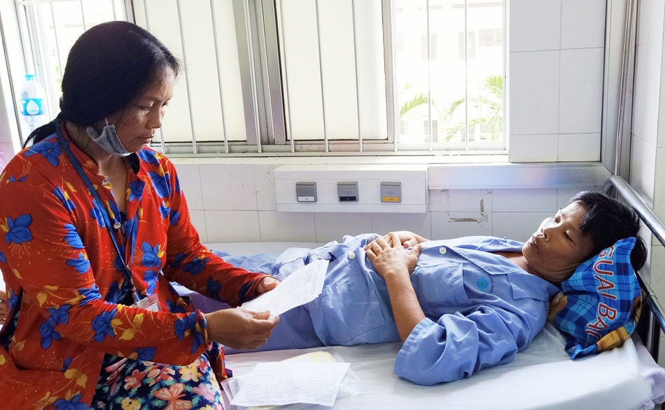 Xót xa cảnh người vợ gánh ve chai khẩn khoản xin nhà hảo tâm cứu chồng - 1 Xót xa cảnh người vợ gánh ve chai khẩn khoản xin nhà hảo tâm cứu chồng - 1