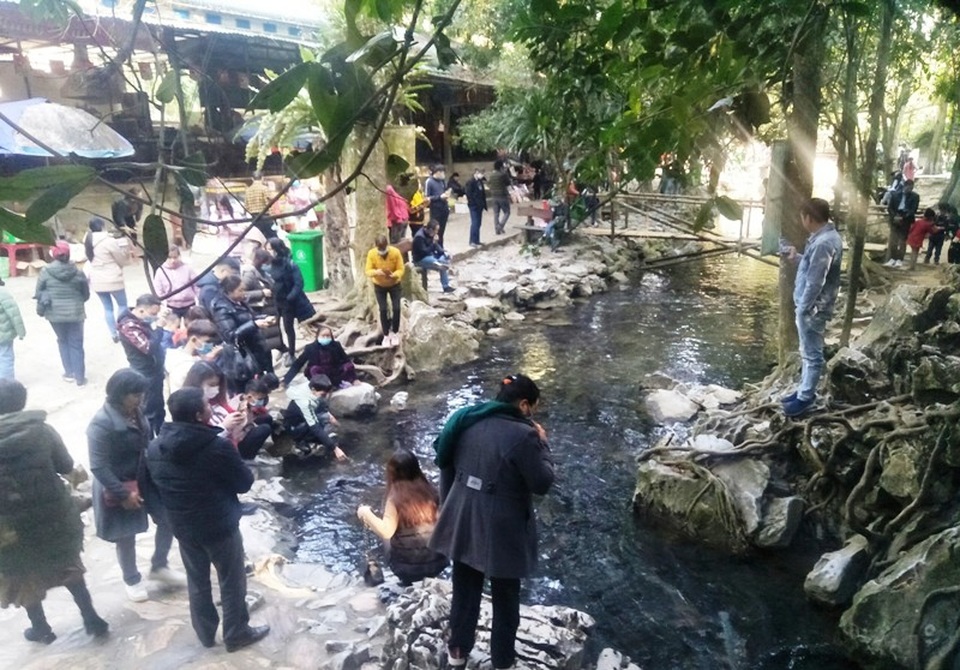 Hàng nghìn du khách chen chân đổ về suối cá thần cầu may dịp đầu năm mới - 5