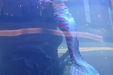 "Nàng tiên cá" suýt bị đuối nước, thoát chết nhờ xử lý thông minh