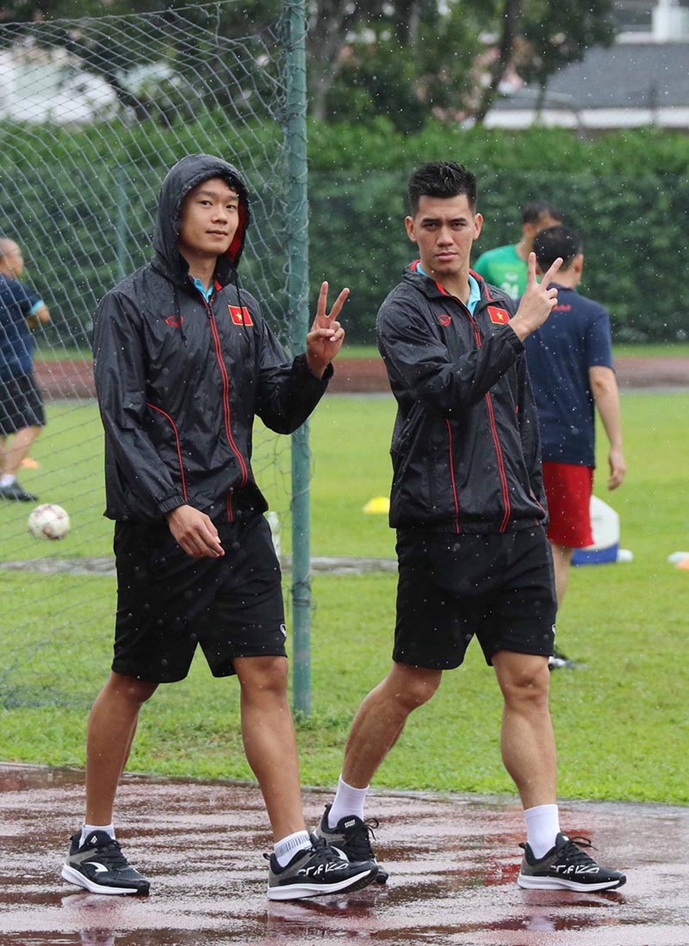 Đội tuyển Việt Nam nhận tin cực vui, tập dưới mưa ở Singapore - 3