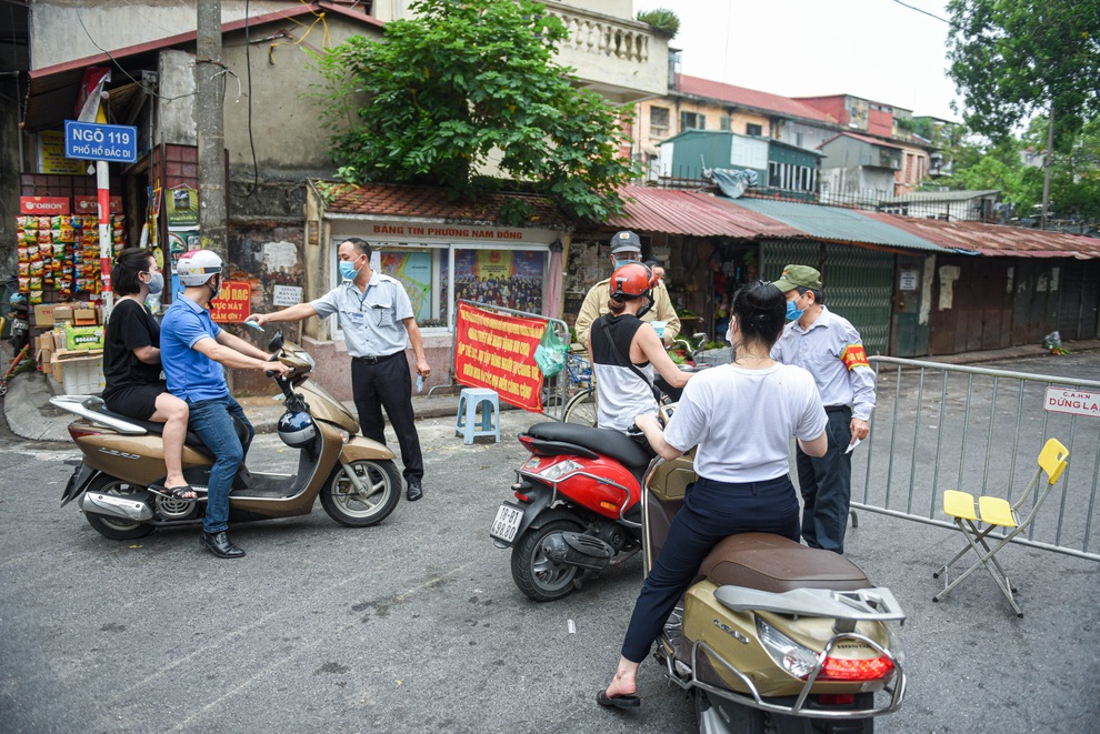 Nhiều người dân thiếu giấy đi đường, đi chợ sai ngày, không đúng giờ - 10 Nhiều người dân thiếu giấy đi đường, đi chợ sai ngày, không đúng giờ - 10