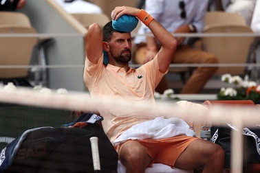 Phản ứng của Djokovic sau khi bị tay vợt 19 tuổi loại khỏi Roland Garros