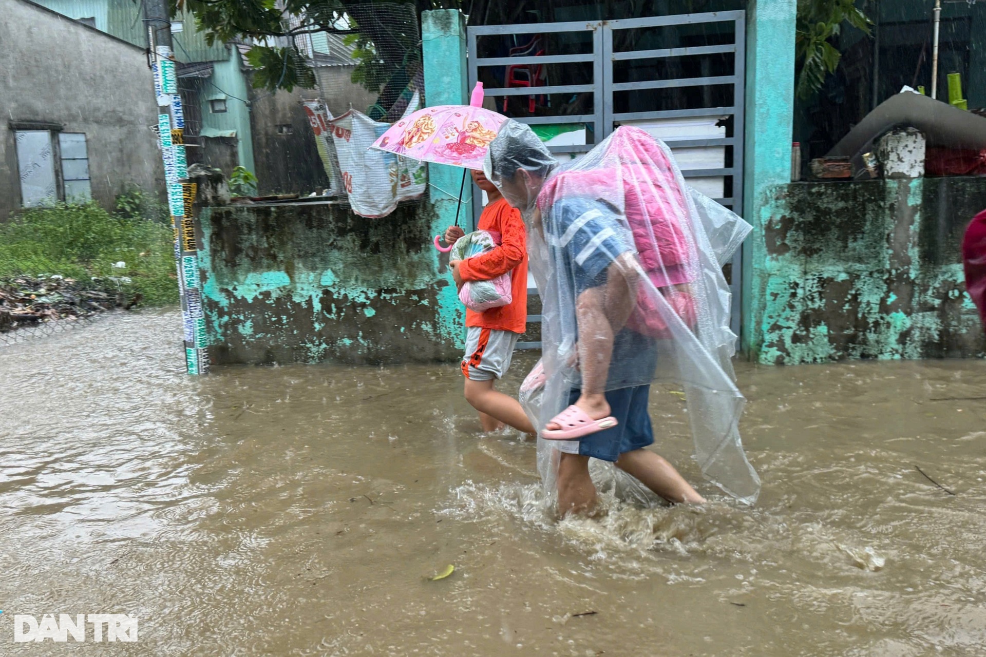 Bộ đội, công an vào rốn ngập ở Đà Nẵng sơ tán dân - 6 Bộ đội, công an vào rốn ngập ở Đà Nẵng sơ tán dân - 6