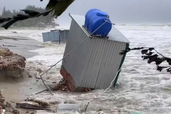 Bão Fengshen chưa vào, bờ biển ở Đà Nẵng đã sạt lở vì sóng