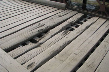 Cầu tạm vừa đi vừa run!