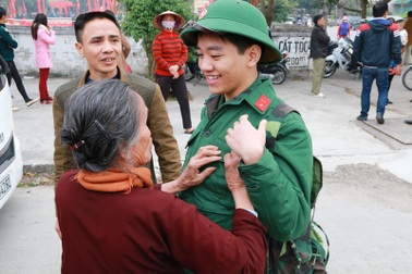 Nước mắt và nụ cười trong ngày tân binh lên đường nhập ngũ