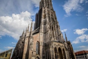 Thánh đường cao nhất thế giới hư hỏng nặng vì bị…tè bậy