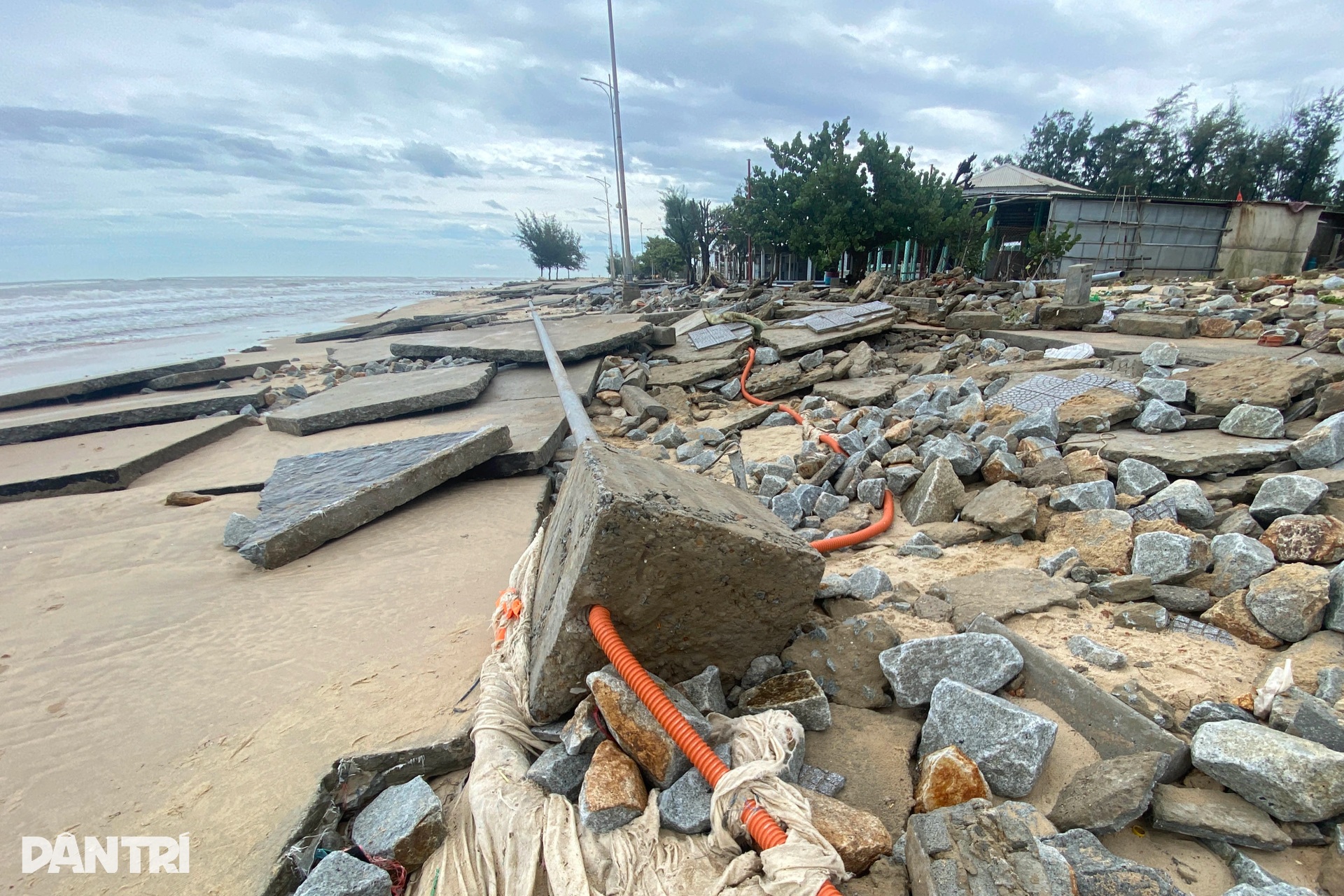 Bãi tắm vừa hồi sinh lại tan hoang sau bão Bualoi - 5