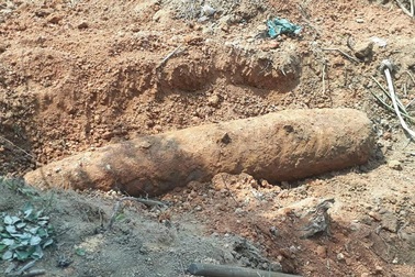 Xử lý an toàn quả bom dài 2 mét trong vườn nhà