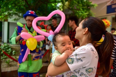 Trẻ nhỏ đón tết thiếu nhi sớm trong bệnh viện