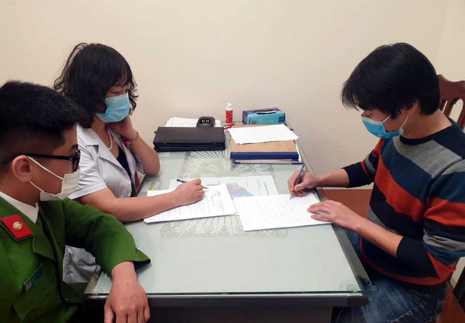Quán cà phê trên phố cổ Hà Nội mở cửa bất chấp lệnh cấm - 1 Quán cà phê trên phố cổ Hà Nội mở cửa bất chấp lệnh cấm - 1