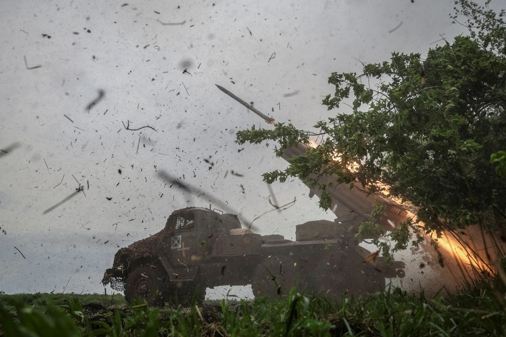 Nga cắt đứt đường tiếp viện, siết vòng vây Ukraine ở pháo đài Donbass - 1