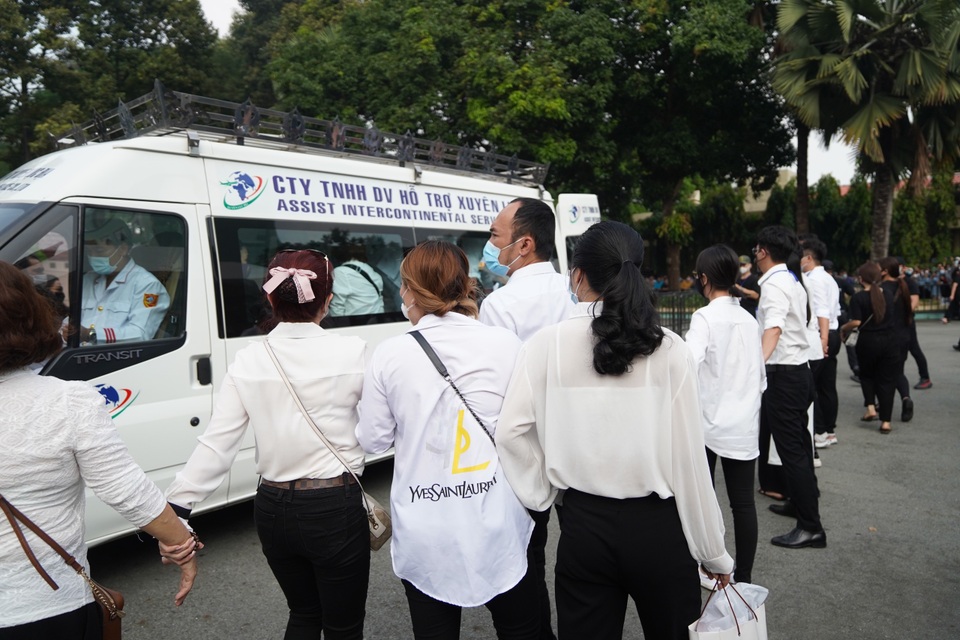 Xúc động hình ảnh nghệ sĩ nắm tay nhau hộ tống linh cữu danh hài Chí Tài - 19 Xúc động hình ảnh nghệ sĩ nắm tay nhau hộ tống linh cữu danh hài Chí Tài - 19
