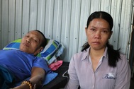Vợ khóc nức nở cầu người cứu chồng suy thận, hoại tử khớp, nằm liệt giường