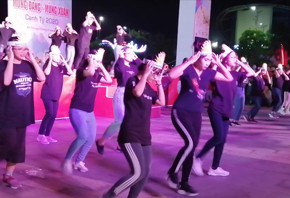 Sôi động những điệu nhảy hiện đại mừng Xuân mới của giới trẻ Bạc Liêu - 1 Sôi động những điệu nhảy hiện đại mừng Xuân mới của giới trẻ Bạc Liêu - 1