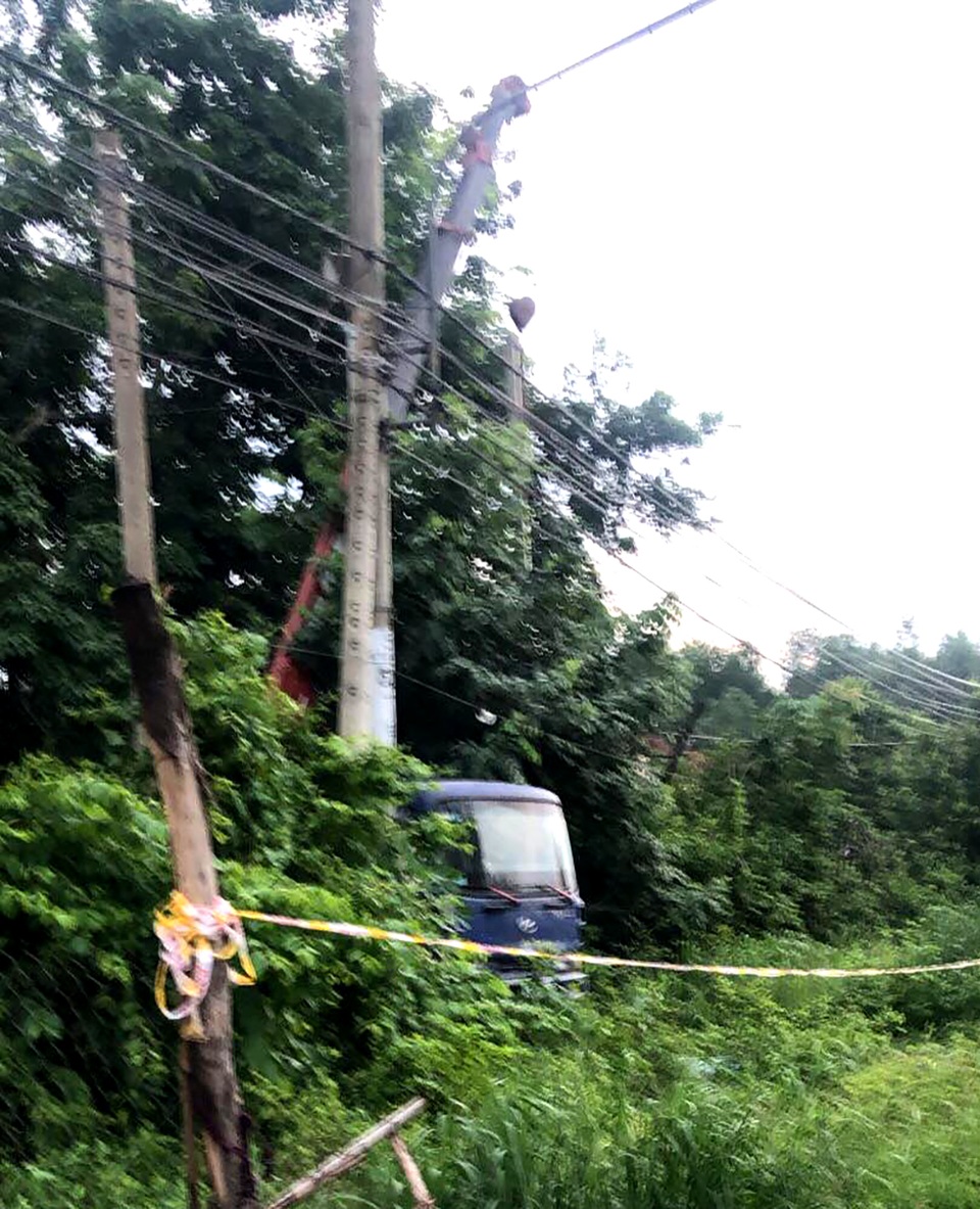 Vụ 2 người bị điện giật thương vong: Người dân tự ý thi công đường điện - 1 Vụ 2 người bị điện giật thương vong: Người dân tự ý thi công đường điện - 1