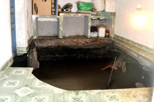 Đang ngủ bỗng bị “hố tử thần” kéo tụt xuống lòng đất