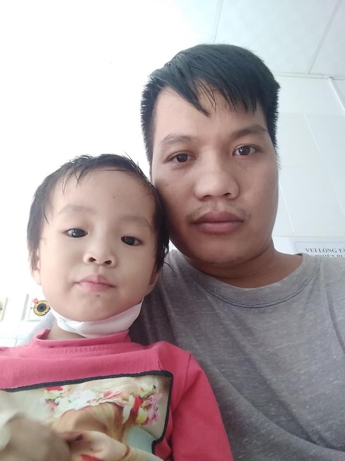 Hơn 50 triệu đồng đến với người cha khuyết tật chạy grab kiếm tiền chữa bệnh cho hai con thơ mắc bệnh hiểm nghèo - Ảnh 3. Hơn 50 triệu đồng đến với người cha khuyết tật chạy grab kiếm tiền chữa bệnh cho hai con thơ mắc bệnh hiểm nghèo - Ảnh 3.