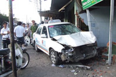 Cướp taxi làm 2 người chết, 8 bị thương