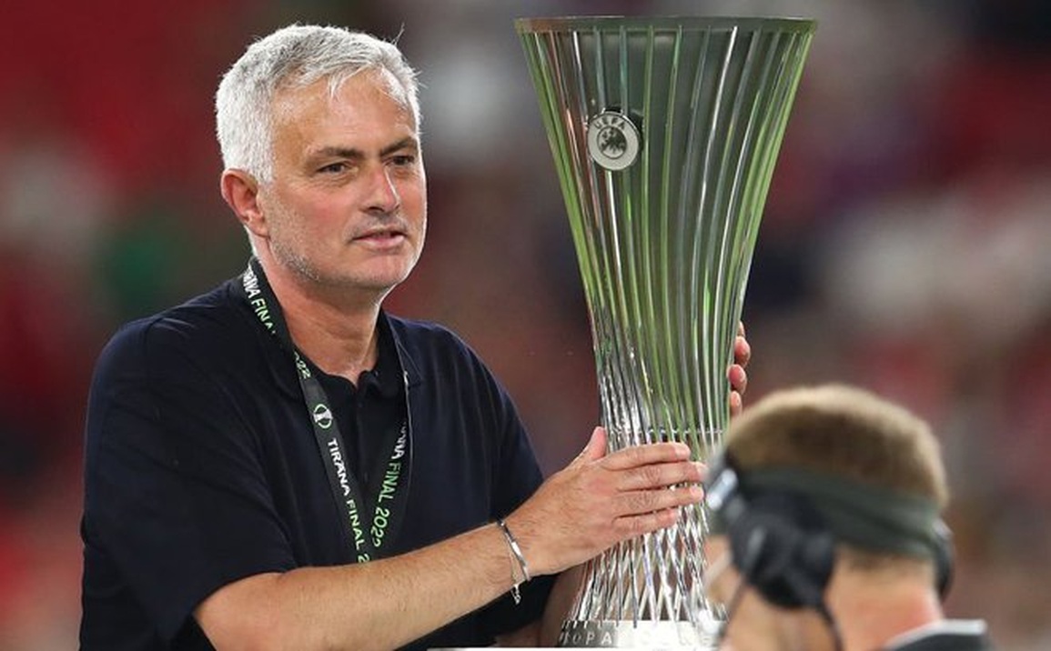 HLV Mourinho lập kỷ lục vĩ đại sau chức vô địch - 1