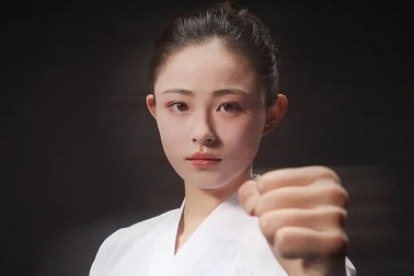 Mê mẩn trước vẻ đẹp như một nàng tiên của võ sĩ Trung Quốc