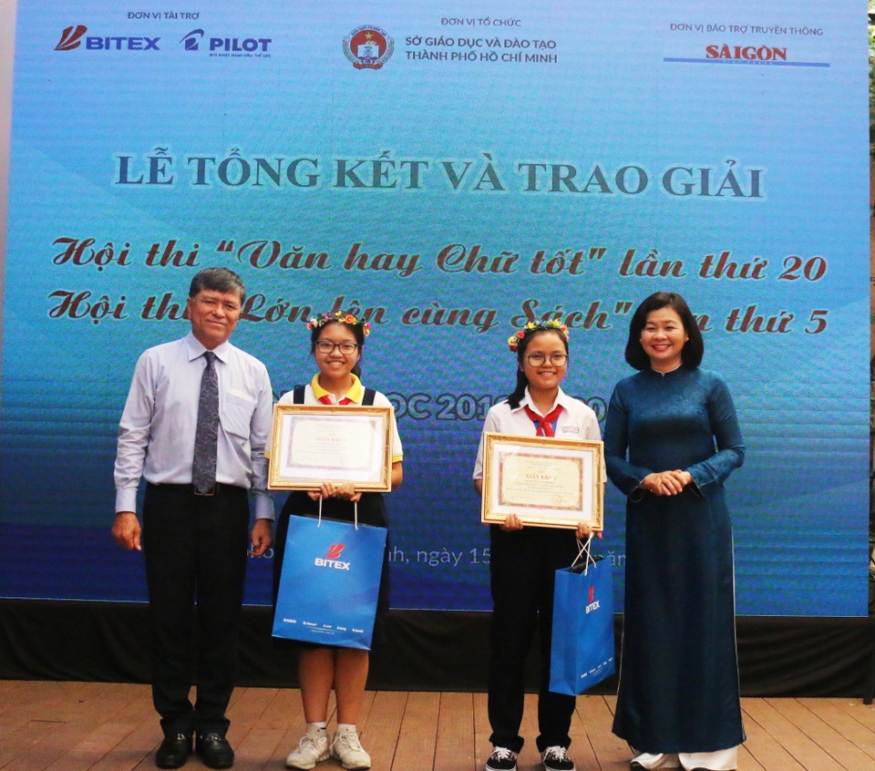 Hai nữ sinh giành giải Nhất “Văn hay chữ tốt” TPHCM - 1 Hai nữ sinh giành giải Nhất “Văn hay chữ tốt” TPHCM - 1