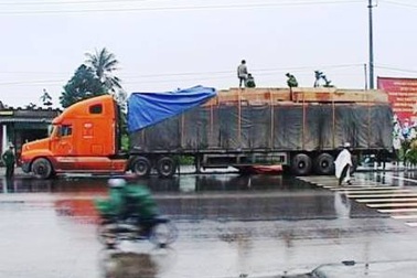 Phạt xe quân đội chở hàng quá tải thuê 