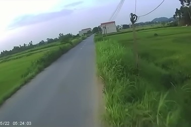 Ô tô phóng nhanh gặp xe đạp sang đường ẩu