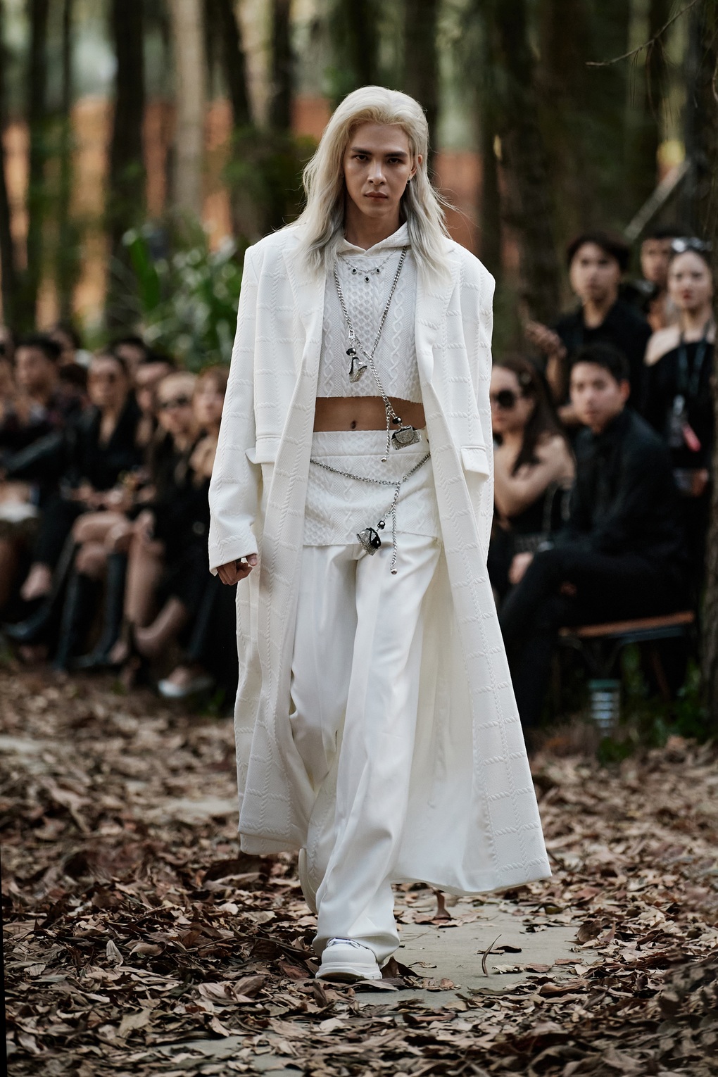 Denis Đặng catwalk chuyên nghiệp, biến hóa ấn tượng - 2 Denis Đặng catwalk chuyên nghiệp, biến hóa ấn tượng - 2