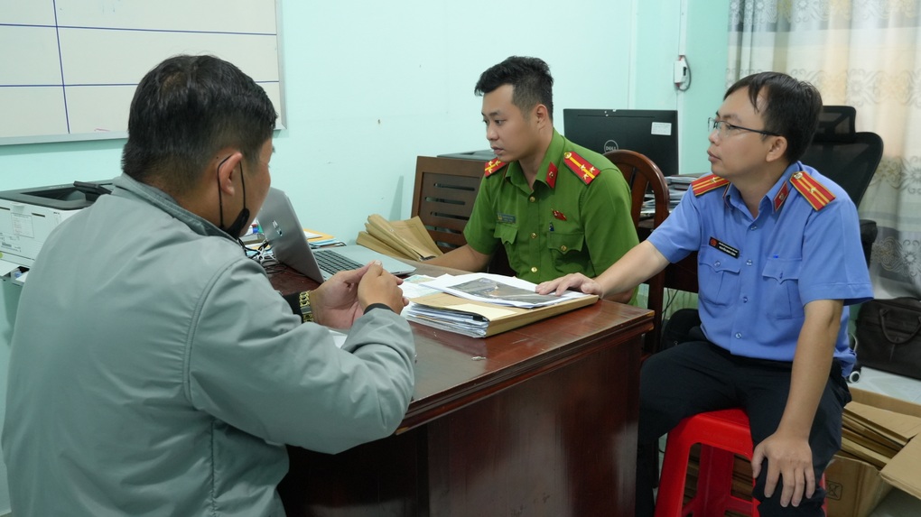 Vụ xe khách truy đuổi xe tải: Khởi tố thêm một tài xế - 1