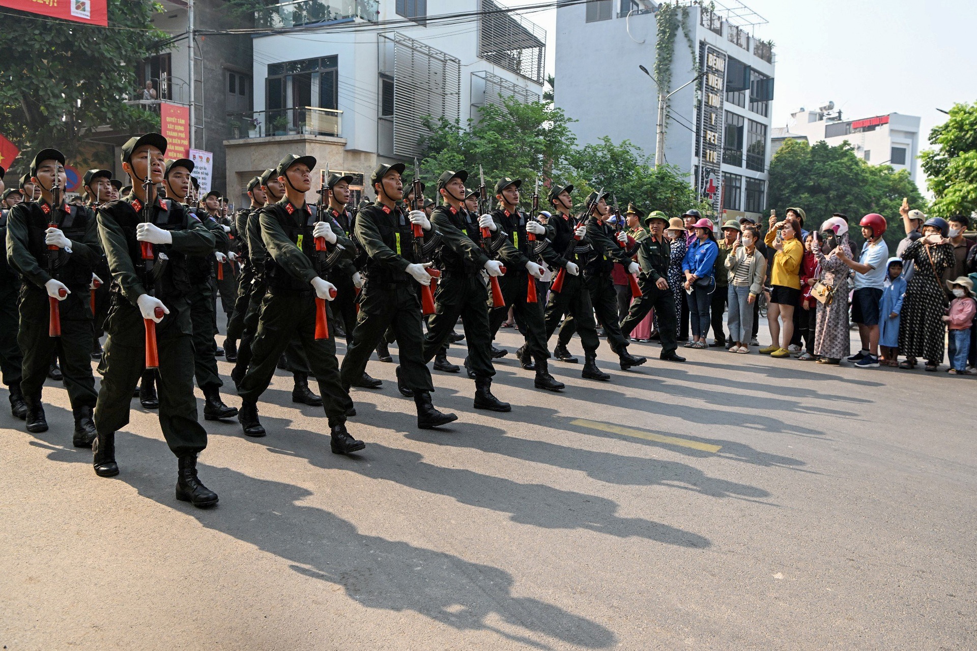 Người dân ngồi chật kín SVĐ Điện Biên xem hợp luyện diễu binh, diễu hành - 16 Người dân ngồi chật kín SVĐ Điện Biên xem hợp luyện diễu binh, diễu hành - 16