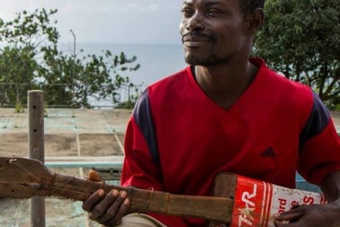 Đàn ghi ta từ can dầu và nan hoa của chàng nghệ sĩ mù