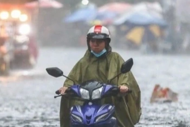 Mưa lớn tiếp diễn ở Trung Bộ, mở rộng ra khắp miền Bắc