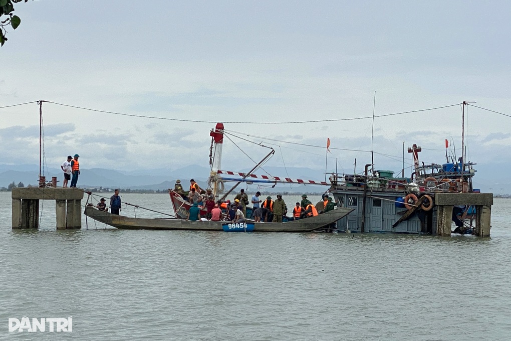 Tàu đánh bắt xa bờ bị đánh chìm trong bão Bualoi - 1
