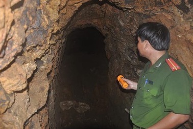 Sập hầm vàng, cây cổ thụ đổ đè chết người