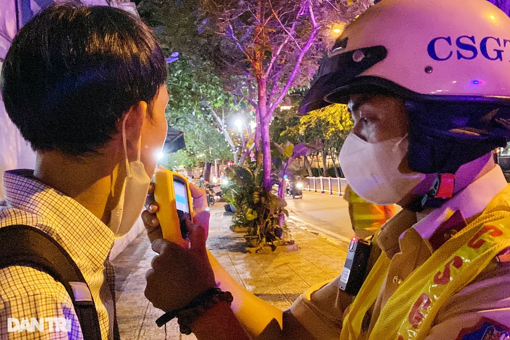 CSGT chốt chặn phố ăn nhậu ở TPHCM, xử phạt nhiều tài xế uống rượu bia - 2 CSGT chốt chặn phố ăn nhậu ở TPHCM, xử phạt nhiều tài xế uống rượu bia - 2