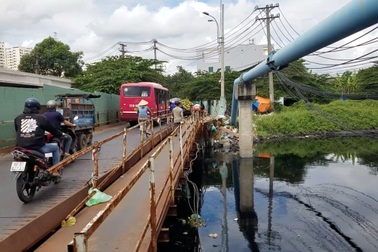Người đàn ông bán gà nhảy xuống kênh đen ngòm lặn tìm cô gái tự tử