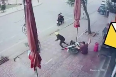 Tên trộm xe máy bỏ chạy "trối chết" khi bị chủ nhà phát hiện