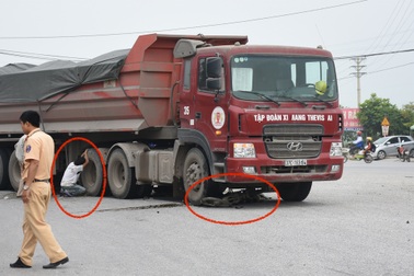 Người con trai ôm bánh xe tải khóc mẹ bị tai nạn